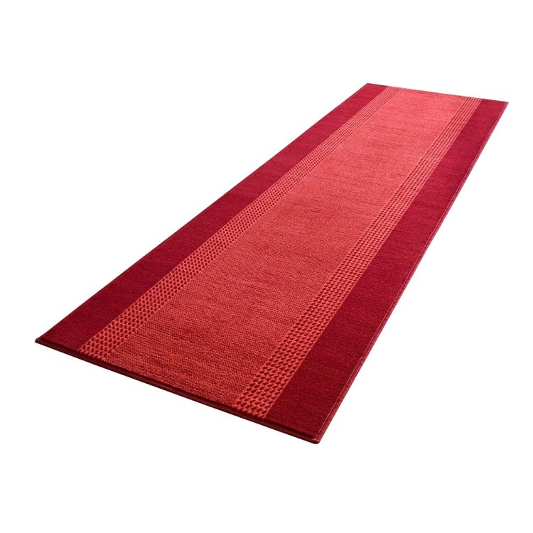 dywan-nowoczesny-basic-czerwony-chodnik-rzut-z-boku-na-bialym-tle