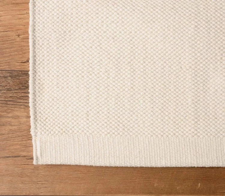 Dywan-Zaran-kośc słoniowa-100%-bawełna-pure-cotton-ręcznie-tkany-zbliżenie-róg-dywanu.jpg